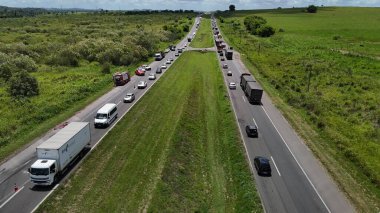 Candeias, Bahia, Brezilya: 23 Ocak 2025: Federal otoyoldaki trafik sıkışıklığının havadan görüntüsü.