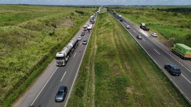 Candeias, Bahia, Brezilya: 23 Ocak 2025: Federal otoyoldaki trafik sıkışıklığının havadan görüntüsü.