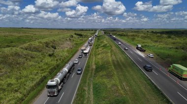Candeias, Bahia, Brezilya: 23 Ocak 2025: Federal otoyoldaki trafik sıkışıklığının havadan görüntüsü.