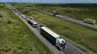 Candeias, Bahia, Brezilya: 23 Ocak 2025: Federal otoyoldaki trafik sıkışıklığının havadan görüntüsü.
