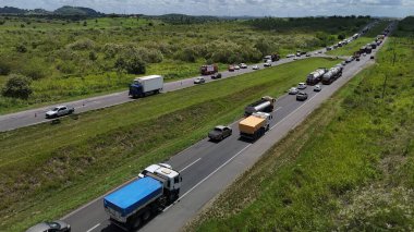 Candeias, Bahia, Brezilya: 23 Ocak 2025: Federal otoyoldaki trafik sıkışıklığının havadan görüntüsü.