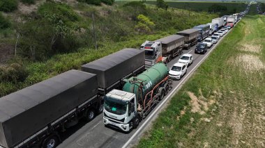 Candeias, Bahia, Brezilya: 23 Ocak 2025: Federal otoyoldaki trafik sıkışıklığının havadan görüntüsü.