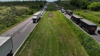 Candeias, Bahia, Brezilya: 23 Ocak 2025: Federal otoyoldaki trafik sıkışıklığının havadan görüntüsü.