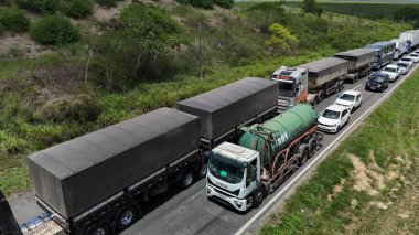 Candeias, Bahia, Brezilya: 23 Ocak 2025: Federal otoyoldaki trafik sıkışıklığının havadan görüntüsü.