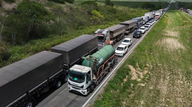 Candeias, Bahia, Brezilya: 23 Ocak 2025: Federal otoyoldaki trafik sıkışıklığının havadan görüntüsü.
