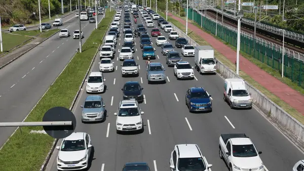 Salvador, Bahia, Brezilya: 28 Kasım 2024: Salvador şehrindeki Luiz Viana Bulvarı 'nda araçlar trafik sıkışıklığında görüldü.
