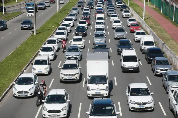Salvador, Bahia, Brezilya: 28 Kasım 2024: Salvador şehrindeki Luiz Viana Bulvarı 'nda araçlar trafik sıkışıklığında görüldü.