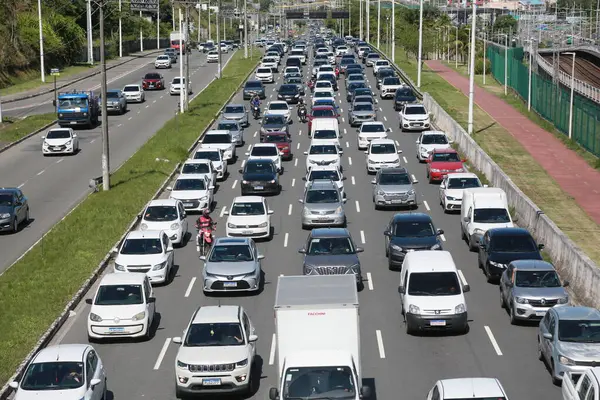 Salvador, Bahia, Brezilya: 28 Kasım 2024: Salvador şehrindeki Luiz Viana Bulvarı 'nda araçlar trafik sıkışıklığında görüldü.