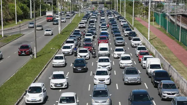 Salvador, Bahia, Brezilya: 28 Kasım 2024: Salvador şehrindeki Luiz Viana Bulvarı 'nda araçlar trafik sıkışıklığında görüldü.