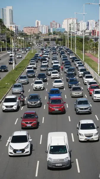 Salvador, Bahia, Brezilya: 28 Kasım 2024: Salvador şehrindeki Luiz Viana Bulvarı 'nda araçlar trafik sıkışıklığında görüldü.
