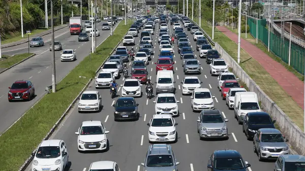 Salvador, Bahia, Brezilya: 28 Kasım 2024: Salvador şehrindeki Luiz Viana Bulvarı 'nda araçlar trafik sıkışıklığında görüldü.