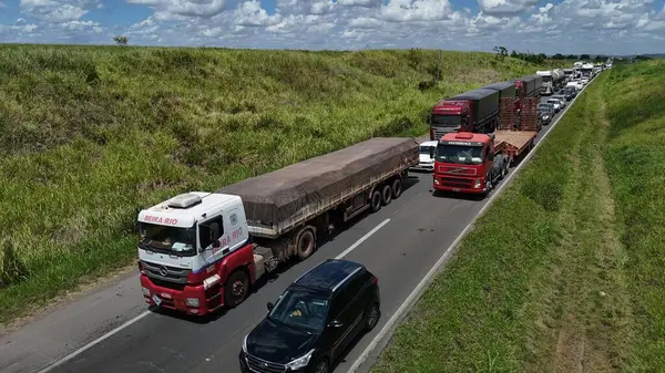 Candeias, Bahia, Brezilya: 23 Ocak 2025: Federal otoyoldaki trafik sıkışıklığının havadan görüntüsü.