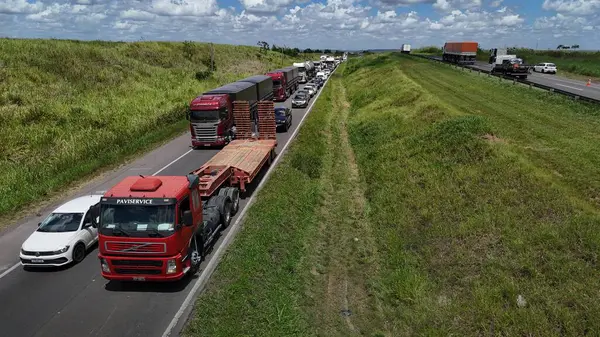 Candeias, Bahia, Brezilya: 23 Ocak 2025: Federal otoyoldaki trafik sıkışıklığının havadan görüntüsü.