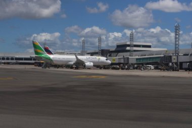 Salvador, Brezilya - 21 Mart 2025: Bahia 'daki Salvador havaalanındaki uçak önlüğü.