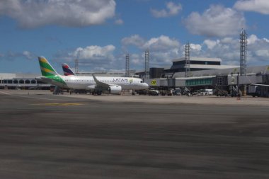 Salvador, Brezilya - 21 Mart 2025: Bahia 'daki Salvador havaalanındaki uçak önlüğü.