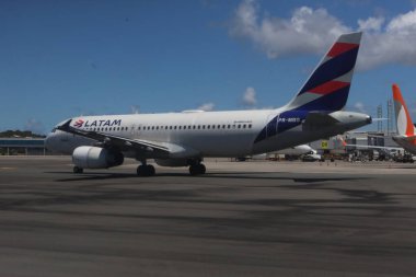 Salvador, Brezilya - 21 Mart 2025: Bahia 'daki Salvador havaalanındaki uçak önlüğü.
