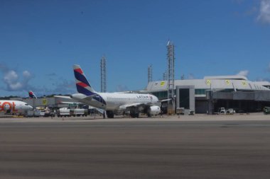 Salvador, Brezilya - 21 Mart 2025: Bahia 'daki Salvador havaalanındaki uçak önlüğü.