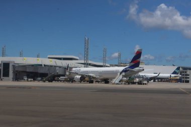 Salvador, Brezilya - 21 Mart 2025: Bahia 'daki Salvador havaalanındaki uçak önlüğü.