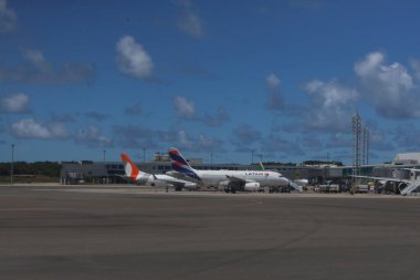 Salvador, Brezilya - 21 Mart 2025: Bahia 'daki Salvador havaalanındaki uçak önlüğü.