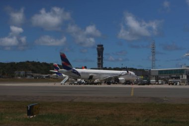 Salvador, Brezilya - 21 Mart 2025: Bahia 'daki Salvador havaalanındaki uçak önlüğü.