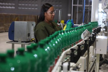 Mata de Sao Joao, Bahia, Brezilya - 15 Nisan 2025: Bahia 'daki bir fabrikada kimyasal üretim bandında çalışan kadın.