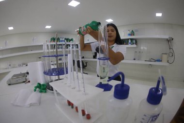 Mata de Sao Joao, Bahia, Brezilya - 15 Nisan 2025: Bahia 'da bir kimya endüstrisinde çalışan kadın.