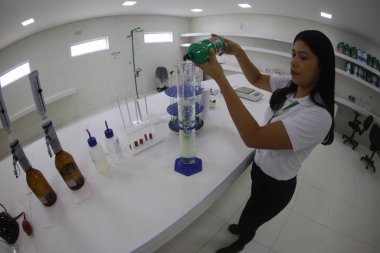 Mata de Sao Joao, Bahia, Brezilya - 15 Nisan 2025: Bahia 'da bir kimya endüstrisinde çalışan kadın.