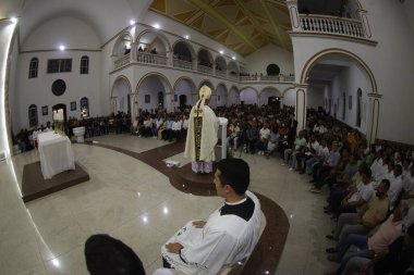 Serrinha, Bahia, Brezilya - 17 Nisan 2025: Serrinha şehrindeki fogareu alayı için Katolik kilisesinde bir ayin.