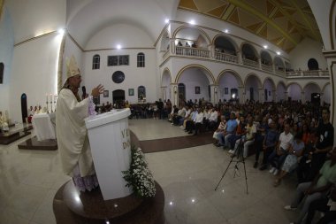 Serrinha, Bahia, Brezilya - 17 Nisan 2025: Serrinha şehrindeki fogareu alayı için Katolik kilisesinde bir ayin.
