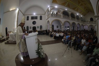 Serrinha, Bahia, Brezilya - 17 Nisan 2025: Serrinha şehrindeki fogareu alayı için Katolik kilisesinde bir ayin.