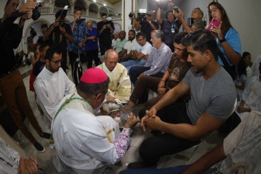 Serrinha, Bahia, Brezilya - 17 Nisan 2025: Katolik piskopos Serrinha şehrindeki fogareu geçit töreni sırasında ayak yıkama töreni düzenledi..