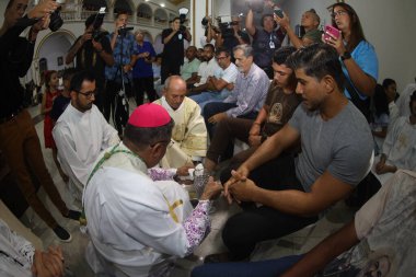 Serrinha, Bahia, Brezilya - 17 Nisan 2025: Katolik piskopos Serrinha şehrindeki fogareu geçit töreni sırasında ayak yıkama töreni düzenledi..