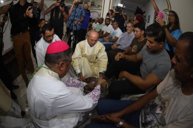 Serrinha, Bahia, Brezilya - 17 Nisan 2025: Katolik piskopos Serrinha şehrindeki fogareu geçit töreni sırasında ayak yıkama töreni düzenledi..