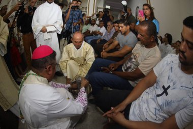 Serrinha, Bahia, Brezilya - 17 Nisan 2025: Katolik piskopos Serrinha şehrindeki fogareu geçit töreni sırasında ayak yıkama töreni düzenledi..