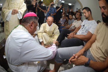 Serrinha, Bahia, Brezilya - 17 Nisan 2025: Katolik piskopos Serrinha şehrindeki fogareu geçit töreni sırasında ayak yıkama töreni düzenledi..