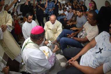 Serrinha, Bahia, Brezilya - 17 Nisan 2025: Katolik piskopos Serrinha şehrindeki fogareu geçit töreni sırasında ayak yıkama töreni düzenledi..