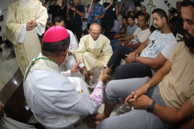 Serrinha, Bahia, Brezilya - 17 Nisan 2025: Katolik piskopos Serrinha şehrindeki fogareu geçit töreni sırasında ayak yıkama töreni düzenledi..