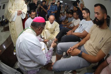 Serrinha, Bahia, Brezilya - 17 Nisan 2025: Katolik piskopos Serrinha şehrindeki fogareu geçit töreni sırasında ayak yıkama töreni düzenledi..