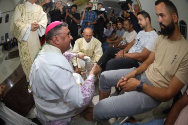 Serrinha, Bahia, Brezilya - 17 Nisan 2025: Katolik piskopos Serrinha şehrindeki fogareu geçit töreni sırasında ayak yıkama töreni düzenledi..