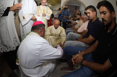 Serrinha, Bahia, Brezilya - 17 Nisan 2025: Katolik piskopos Serrinha şehrindeki fogareu geçit töreni sırasında ayak yıkama töreni düzenledi..