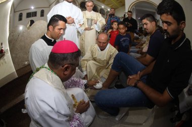 Serrinha, Bahia, Brezilya - 17 Nisan 2025: Katolik piskopos Serrinha şehrindeki fogareu geçit töreni sırasında ayak yıkama töreni düzenledi..