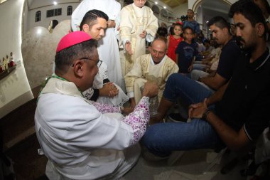 Serrinha, Bahia, Brezilya - 17 Nisan 2025: Katolik piskopos Serrinha şehrindeki fogareu geçit töreni sırasında ayak yıkama töreni düzenledi..