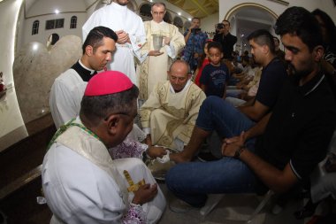 Serrinha, Bahia, Brezilya - 17 Nisan 2025: Katolik piskopos Serrinha şehrindeki fogareu geçit töreni sırasında ayak yıkama töreni düzenledi..