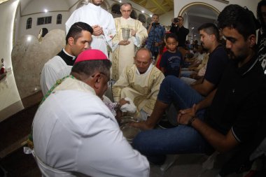 Serrinha, Bahia, Brezilya - 17 Nisan 2025: Katolik piskopos Serrinha şehrindeki fogareu geçit töreni sırasında ayak yıkama töreni düzenledi..