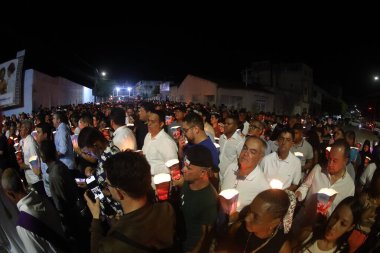 Serrinha, Bahia, Brezilya - 17 Nisan 2025: Katolikler Serrinha şehrindeki Fogareu geçit törenine katıldılar.