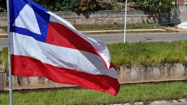 Salvador, Bahia, Brezilya - 3 Nisan 2025: Bahia eyaletinin bayrağı Salvador şehrinde bir bayrak direğinde görülüyor..