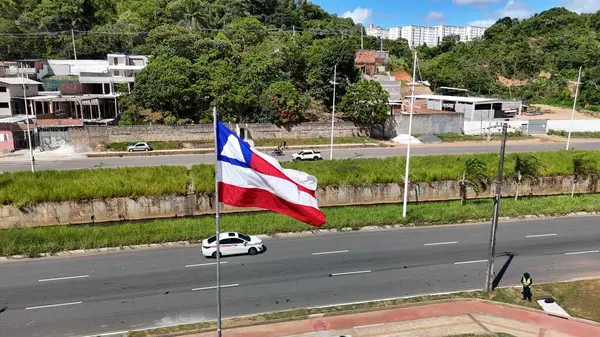 Salvador, Bahia, Brezilya - 3 Nisan 2025: Bahia eyaletinin bayrağı Salvador şehrinde bir bayrak direğinde görülüyor..