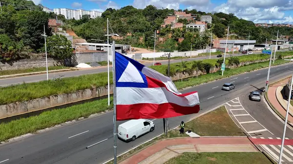 Salvador, Bahia, Brezilya - 3 Nisan 2025: Bahia eyaletinin bayrağı Salvador şehrinde bir bayrak direğinde görülüyor..