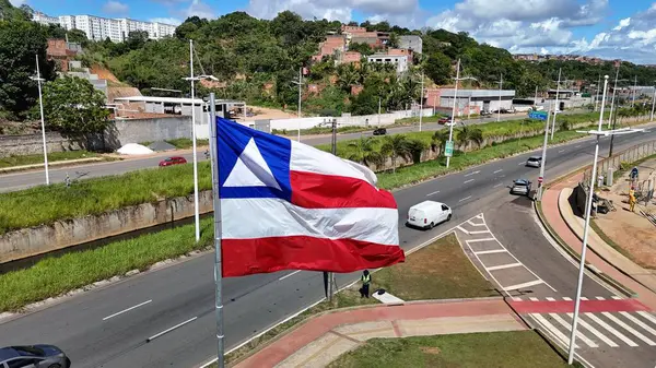 Salvador, Bahia, Brezilya - 3 Nisan 2025: Bahia eyaletinin bayrağı Salvador şehrinde bir bayrak direğinde görülüyor..