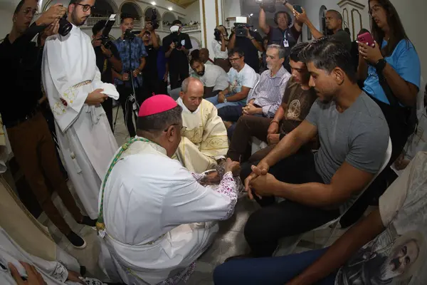 Serrinha, Bahia, Brezilya - 17 Nisan 2025: Katolik piskopos Serrinha şehrindeki fogareu geçit töreni sırasında ayak yıkama töreni düzenledi..